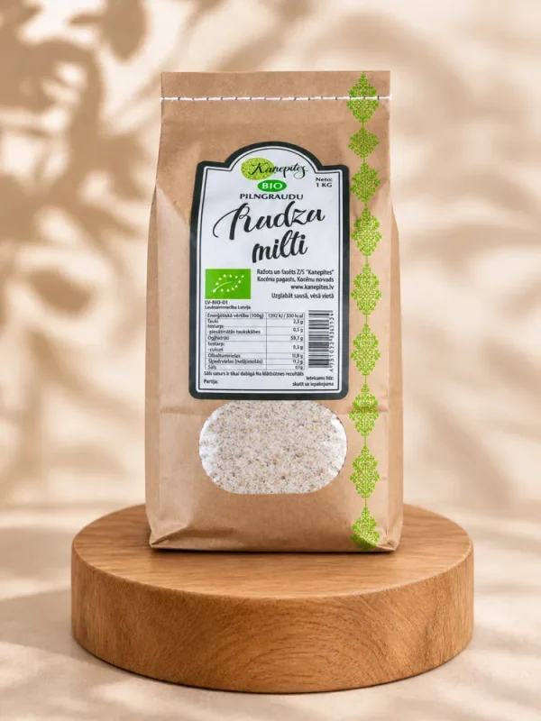 BIO rudzu pilngraudu milti oriģinālais iepakojums uz koka paliktņa; ilustratīvs fons.